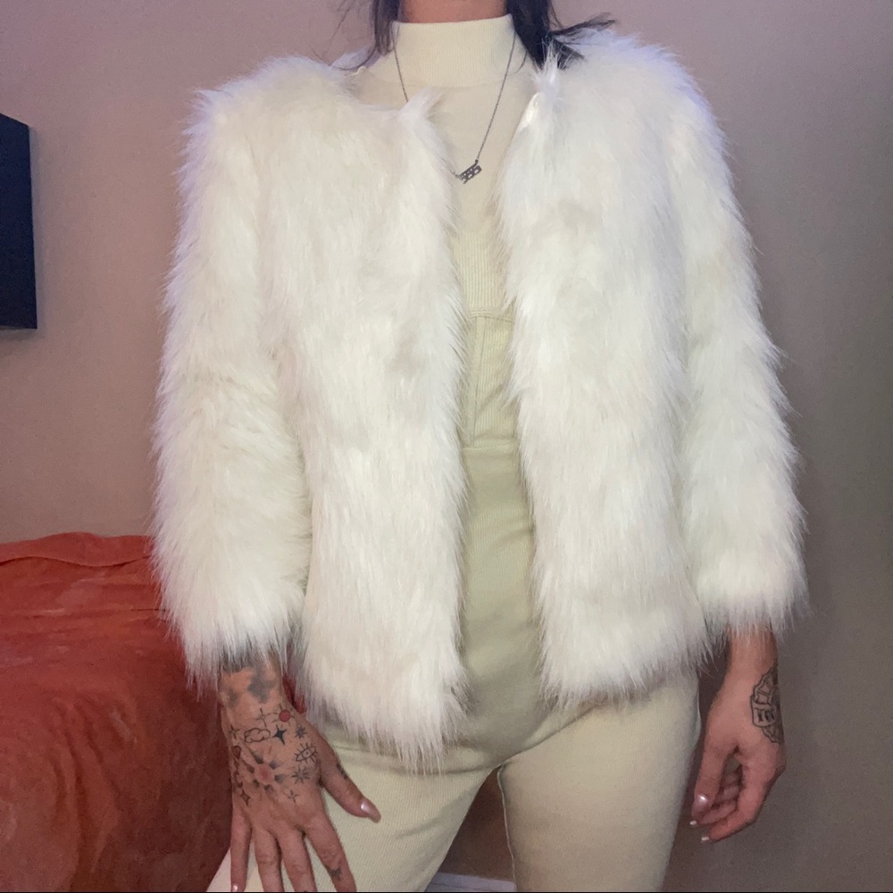 J LO fur coat! 🤍